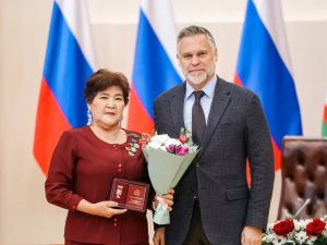 Кирилл Бычков вручил государственные награды многодетным матерям Якутии