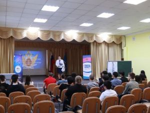 Сотрудники отдела кадров рассказывают школьникам г. Якутска о возможности получения образования в вузах ФСИН России