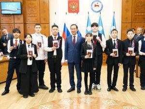 В День 30-летия Конституции страны Глава Якутии вручил паспорта юным гражданам России