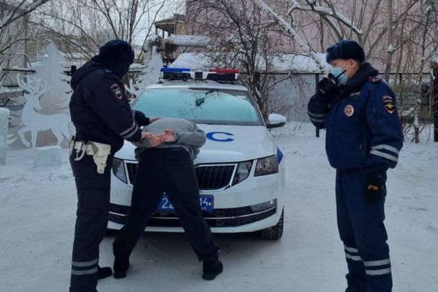 Нападение на женщину в подъезде, угоны, кража: обзор происшествий за 3 марта в Якутии