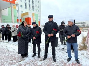 К памятнику кормящей матери в Якутске возложили цветы