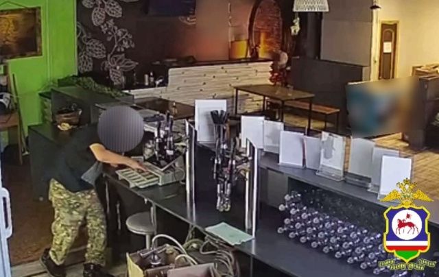 В Якутске посетитель бара украл из кассы деньги и потратил их в тот же вечер в другом баре