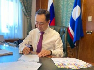 Айсен Николаев подарил развивающие игрушки детям, которые лечатся от коронавирусной инфекции