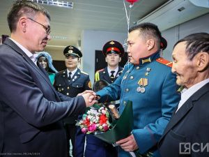 В аэропорту Якутска торжественно встретили Героя России Родимира Максимова