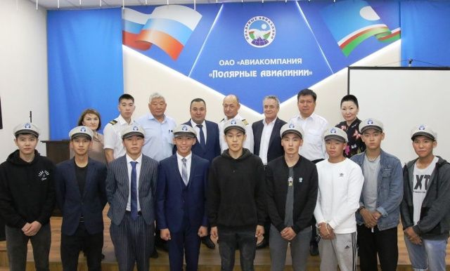«Полярные авиалинии» приглашают абитуриентов бесплатно поступить на пилотов вертолета
