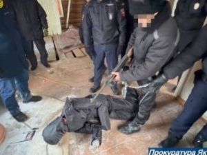 В Якутии судят мужчину, который в 2005 году в 17-летнем возрасте убил четырёх человек в селе Малыкай, в том числе 14-летнюю девочку