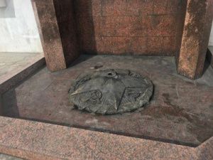 В Якутске задержали молодых людей, которые потушили Вечный огонь: Следователи начали проверку