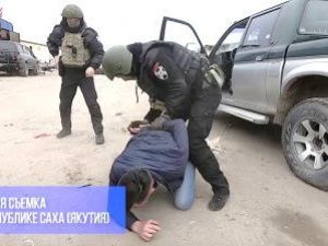 Повалили на землю и скрутили руки: видео задержания замминистра сельского хозяйства Якутии