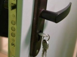 В Якутии предстал перед судом мужчина, который в поисках супруги проник в чужую квартиру