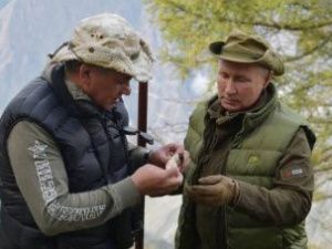 Песков рассказал, что Путин сейчас отдыхает в Сибири в компании Шойгу