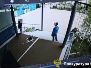 В Якутске школьница скатилась по перилам лестницы и получила травмы: На школу подали иск о взыскании 400 тысяч рублей