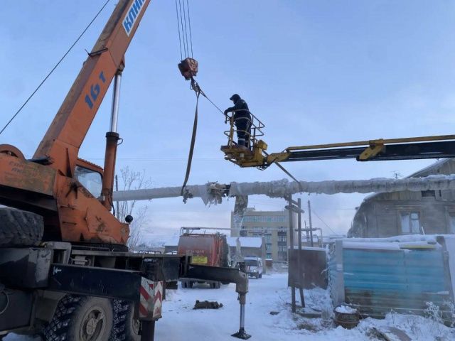 Остались без тепла: В Якутске мусоровоз наехал на теплотрассу котельной