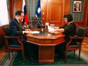 Айсен Николаев провел рабочую встречу с руководителем Госкомцен республики Антониной Винокуровой