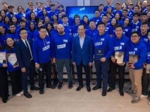 Айсен Николаев пригласил волонтеров и молодежных активистов Якутии участвовать в предварительном голосовании «Единой России»