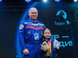 Герой России Олег Артемьев передал Якутии символ Севера и Арктики из космоса – куклу Кындыкан