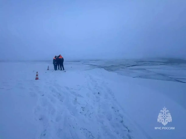 Трое, включая ребенка, погибли при провале автомобиля под лед в Якутске