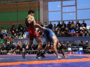 Фоторепортаж. Главные схватки чемпионата Якутии по вольной борьбе