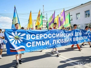 В Якутске порядка 2 тысяч человек объединило шествие-парад в День семьи, любви и верности