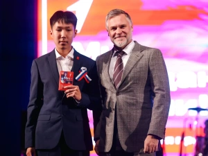 В Якутии в День народного единства активистам Движения Первых вручили паспорта граждан России