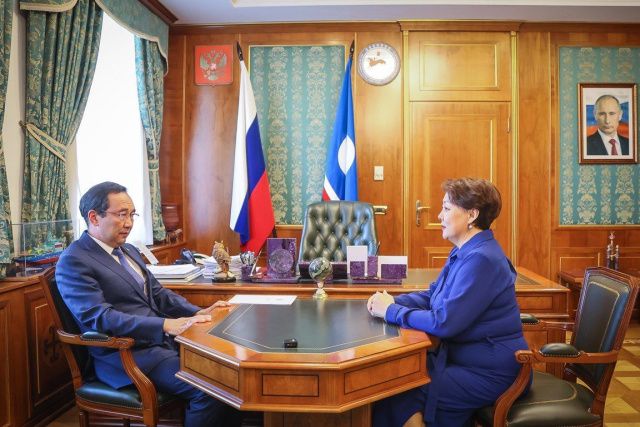 Айсен Николаев дал поручения Туйааре Васильевой по решению проблемных вопросов в сфере детства