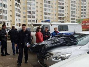 СК: мужчина, упавший на капот автомобиля, состоял на учете в наркодиспансере