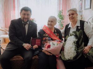 Евгений Григорьев поздравил ветеранов Великой Отечественной войны - почетных граждан города Якутска