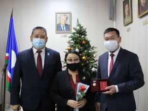 Глава Хангаласского улуса Олег Иринеев вручил государственные и муниципальные награды