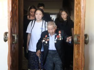 Якутяне нескончаемым потоком идут проститься с Михаилом Николаевым