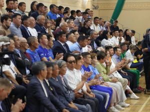 Глава Якутии вручил спортивным федерациям республики по 1 млн рублей