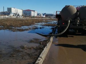 В Якутске в усиленном режиме ведутся работы по отводу и откачке талых вод