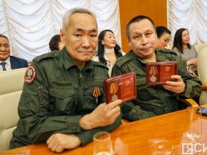 Айсен Николаев вручил якутянам государственные награды в преддверии Нового года