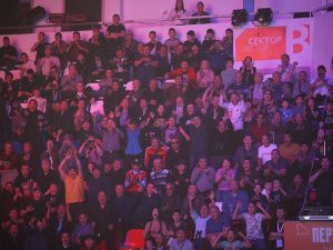 Глава Якутии Айсен Николаев вручил первые медали победителям Первенства России по вольной борьбе в Якутске