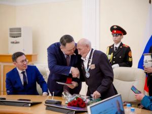 Альберт Семенов поздравил со столетним юбилеем Наума Трифоновича Слепцова