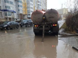 В Якутске ведется откачка ливневых вод с улиц