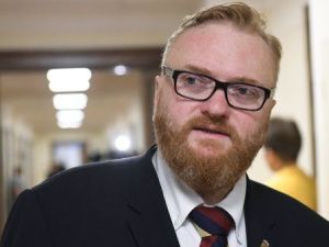 "Какой депутат позвал эту постукивалку по голове?"