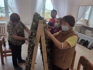 В больницах Якутии персонал и пациенты плетут маскировочные сети