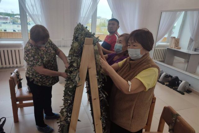 В больницах Якутии персонал и пациенты плетут маскировочные сети