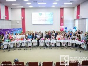 В Якутске торжественно выписали 14 детей, родившихся в День Матери