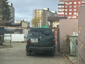 В Мирном угнали джип, оставленный открытым с ключами в замке зажигания