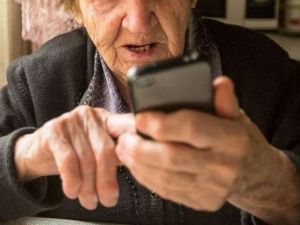 85-летняя бабушка отдала мошенникам 700 тысяч рублей, "спасая" родственника от "тюрьмы"