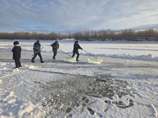 Сотрудники мэрии и активисты Якутска обеспечили льдом семьи героев