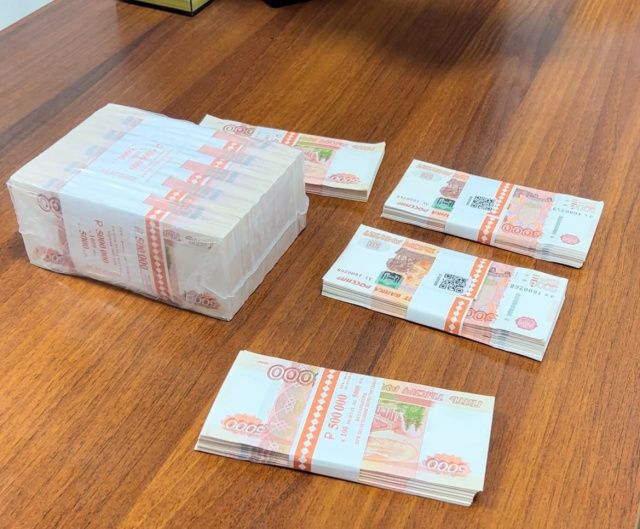 Курьера телефонных аферистов задержали в Якутске при получении 7 млн рублей от матери погибшего бойца