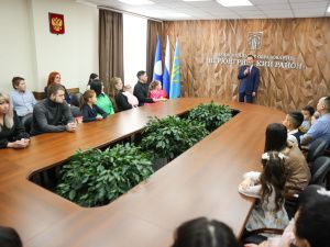 Айсен Николаев вручил жилищные сертификаты молодым семьям из Нерюнгри