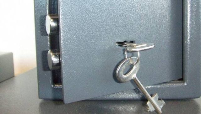Из сейфа жительницы Мирнинского района друг ее дочери украл деньги