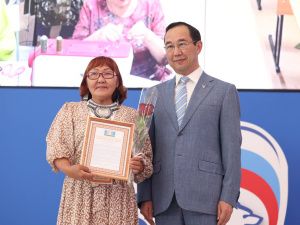 Айсен Николаев наградил волонтёров специальной военной операции