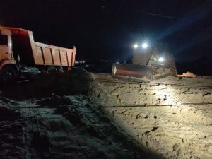 Спецтехника уронила электрический столб в Якутске