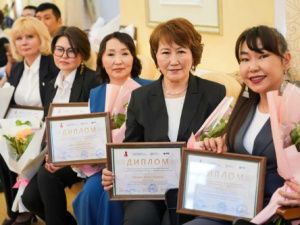 Премию в размере 100 тыс. рублей получат сто лучших педагогов Якутии