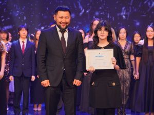 Евгений Григорьев вручил стипендии 100 лучшим школьникам на Елке главы Якутска