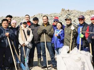 Ил Дархан и члены правительства на субботнике