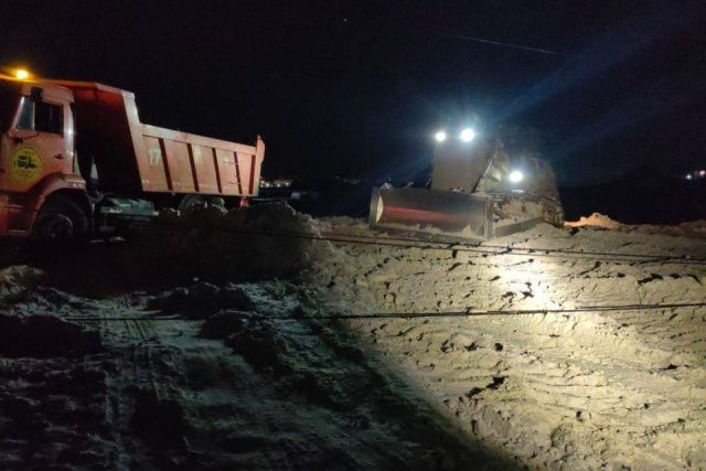 Спецтехника уронила электрический столб в Якутске